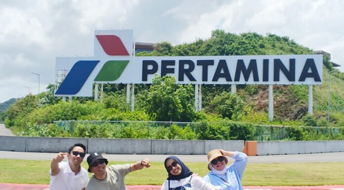 Sirkuit Mandalika Jadi Tujuan Favorit Lebaran, Pengunjung Terus Bertambah Pengunjung berfoto di spot ikonik Sirkuit Mandalika saat libur Lebaran. Foto: MGPA