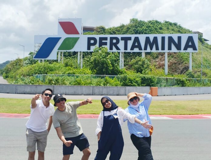 Pengunjung berfoto di spot ikonik Sirkuit Mandalika saat libur Lebaran. Foto: MGPA