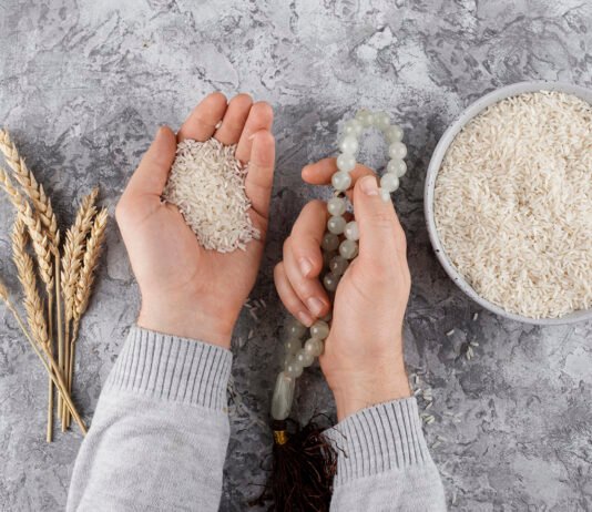 Mau Bayar Zakat Fitrah? Ini Bacaan Niat untuk Diri Sendiri, Istri, dan Anak Ilustrasi umat Muslim menunaikan zakat fitrah menjelang Idulfitri. Image: Freepik