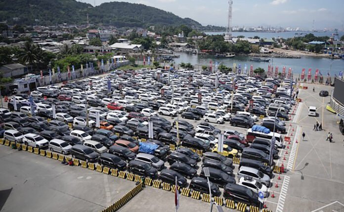 Kepadatan kendaraan dan penumpang di Pelabuhan Merak saat arus mudik Lebaran. Foto: dok. ASDP Indonesia Ferry