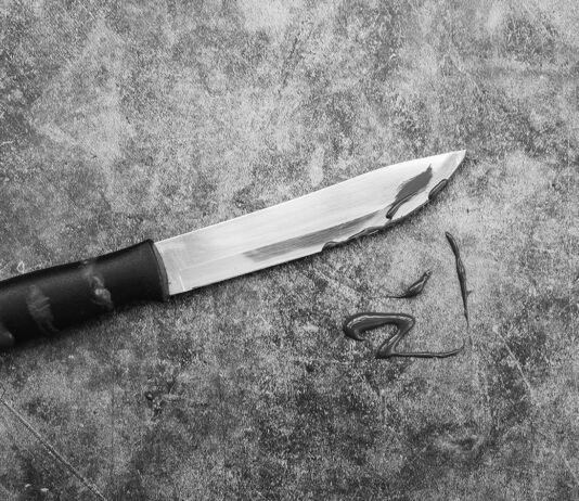 Viral Kasus Penikaman di Batam, Polisi Ungkap Motif Cemburu dalam Hubungan Asmara Sesama Jenis Ilustrasi sajam yang digunakan dalam tindak kejahatan penikaman. Foto: Freepik