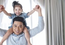 Fatherless Ramai Dibahas, IPB Ingatkan Jangan Salah Paham Soal Peran Ayah Ilustrasi kebersamaan ayah dan anak saat berinteraksi di rumah. Foto: Istimewa