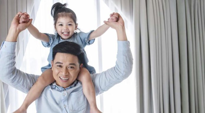 Fatherless Ramai Dibahas, IPB Ingatkan Jangan Salah Paham Soal Peran Ayah Ilustrasi kebersamaan ayah dan anak saat berinteraksi di rumah. Foto: Istimewa