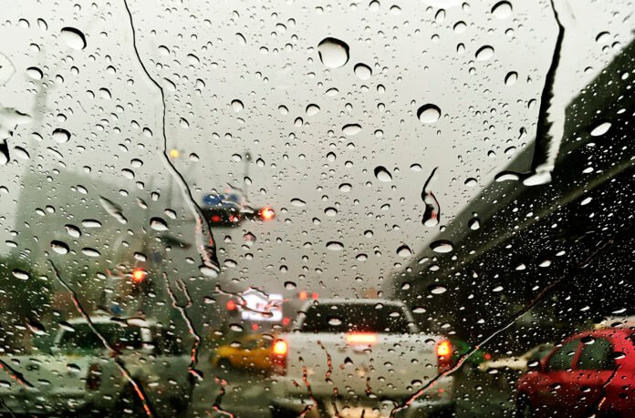 Ilustrasi hujan lebat disertai angin kencang. Foto: Freepik