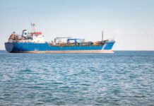 Lebaran di Tengah Bayang Perang Global, Ekonom Ingatkan Dampak ke Mudik hingga Pangan Ilustrasi pergerakan kapal tanker di jalur pelayaran internasional Selat Hormuz yang menjadi jalur utama distribusi energi global. Image: Freepik