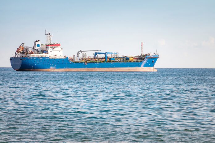 Ilustrasi pergerakan kapal tanker di jalur pelayaran internasional Selat Hormuz yang menjadi jalur utama distribusi energi global. Image: Freepik