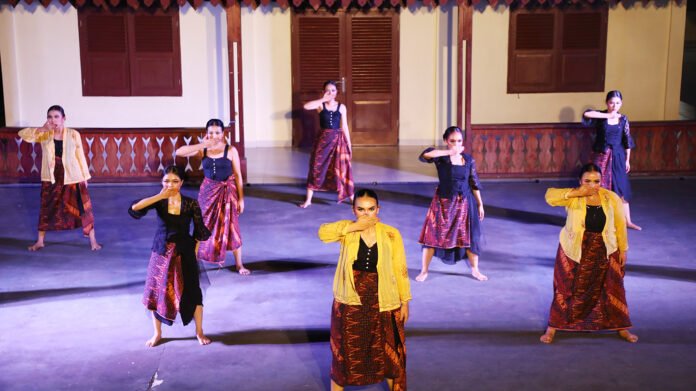 Pertunjukan tari “Ampu Empuan” di Balai Budaya Condet, Jakarta. Foto: Harnas.id