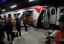 Update Kecelakaan Kereta Bekasi: 14 Tewas, 84 Luka, Korban Dirawat di Sejumlah Rumah Sakit Petugas mengevakuasi korban kecelakaan kereta api di Stasiun Bekasi Timur, sementara puluhan korban lainnya dilarikan ke berbagai rumah sakit untuk mendapatkan perawatan intensif. Foto: Isrtimewa