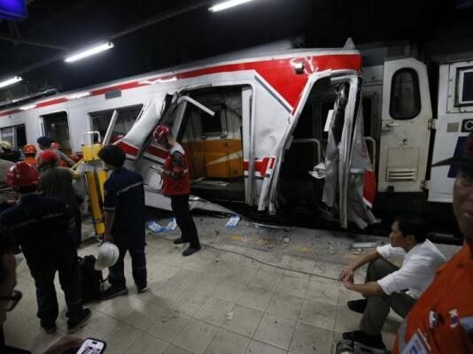 Update Kecelakaan Kereta Bekasi: 14 Tewas, 84 Luka, Korban Dirawat di Sejumlah Rumah Sakit Petugas mengevakuasi korban kecelakaan kereta api di Stasiun Bekasi Timur, sementara puluhan korban lainnya dilarikan ke berbagai rumah sakit untuk mendapatkan perawatan intensif. Foto: Isrtimewa