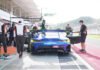 Jelang GT World Challenge Asia Mandalika Tim Marshal dan Medis Diuji Ketat Lewat Simulasi Darurat Simulasi evakuasi mobil balap dalam latihan keselamatan di Sirkuit Mandalika. Foto: MGPA