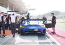 Jelang GT World Challenge Asia Mandalika Tim Marshal dan Medis Diuji Ketat Lewat Simulasi Darurat Simulasi evakuasi mobil balap dalam latihan keselamatan di Sirkuit Mandalika. Foto: MGPA
