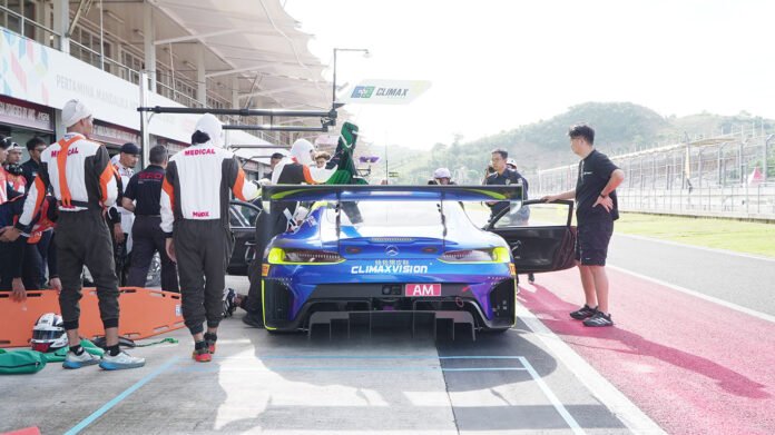 Simulasi evakuasi mobil balap dalam latihan keselamatan di Sirkuit Mandalika. Foto: MGPA