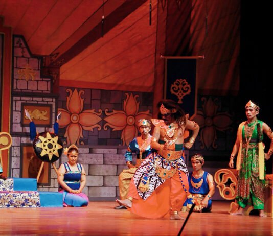 Sandiwara Miss Tjitjih 1928 Kembali Penuh, Tradisi Lama Masih Laku di Jakarta Suasana pementasan Sandiwara Sunda Miss Tjitjih 1928 di Jakarta (dok:Ist)