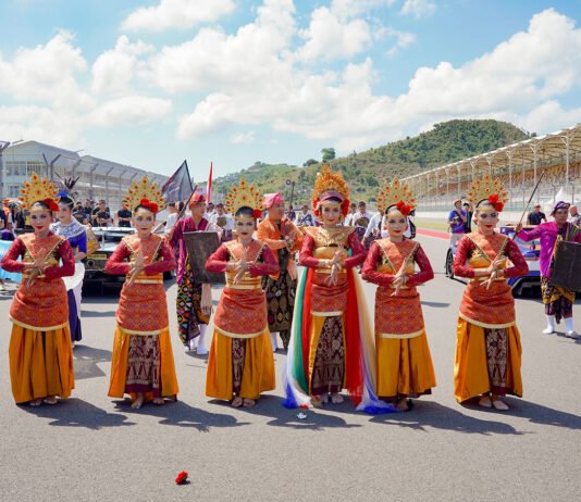 Mandalika Siapkan Opening GT World Challenge Asia 2026, Budaya Indonesia Ikut Ngebut Atraksi budaya tradisional ditampilkan dalam rangkaian opening ceremony GT World Challenge Asia 2026 di Mandalika. Foto: MGPA