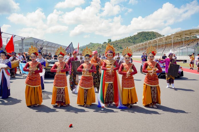 Atraksi budaya tradisional ditampilkan dalam rangkaian opening ceremony GT World Challenge Asia 2026 di Mandalika. Foto: MGPA