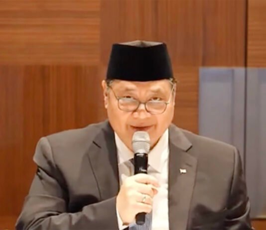 Per 1 April 2026 ASN Resmi WFH Tiap Jumat, Pola Kerja Baru Mulai Diterapkan Paparan kebijakan WFH ASN oleh Menko Perekonomian dalam konferensi pers. Foto: Sekretariat Presiden