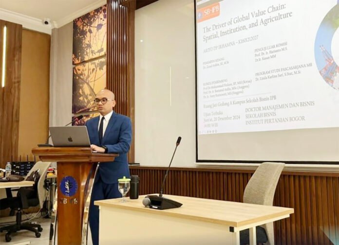 Ekonom INDEF Dr. Ariyo DP Irhamna saat menyampaikan paparan dalam sebuah diskusi ekonomi dan kebijakan fiskal di Jakarta. Foto: Instagram Universitas Paramadina