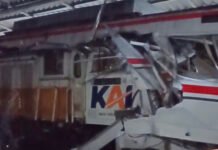 Breaking News: KRL Ditabrak KA Jarak Jauh di Bekasi, Gerbong Ringsek dan Penumpang Terjepit Tangkapan layar video warga saat kecelakaan KRL di Bekasi Timur. Dok: Istimewa