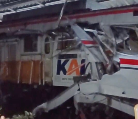 Breaking News: KRL Ditabrak KA Jarak Jauh di Bekasi, Gerbong Ringsek dan Penumpang Terjepit Tangkapan layar video warga saat kecelakaan KRL di Bekasi Timur. Dok: Istimewa