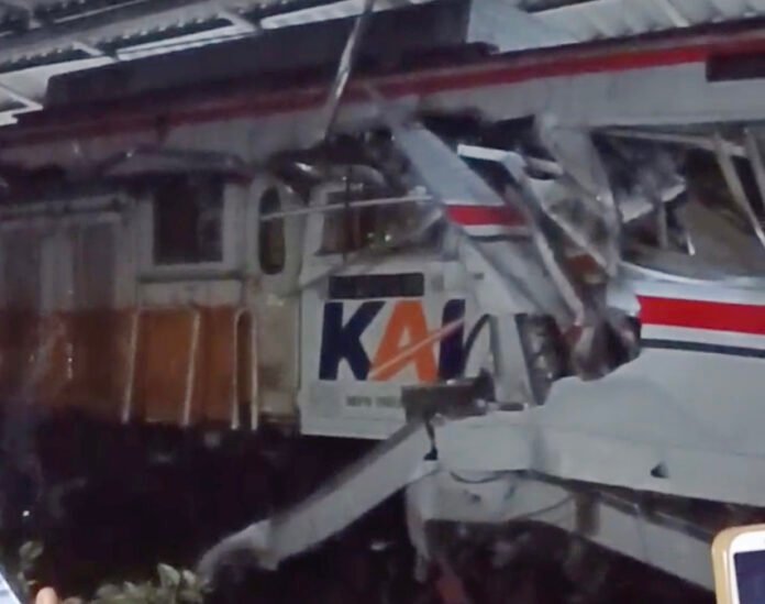 Tangkapan layar video warga saat kecelakaan KRL di Bekasi Timur. Dok: Istimewa