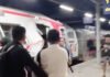 KRL Bekasi Diseruduk KA Argo Bromo 4, Dugaan Berawal dari Mobil Mogok di Perlintasan ScreenshotTangkapan layar video warga saat kecelakaan kereta di Bekasi Timur. Dok: Istimewa