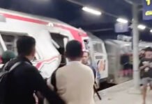 KRL Bekasi Diseruduk KA Argo Bromo 4, Dugaan Berawal dari Mobil Mogok di Perlintasan ScreenshotTangkapan layar video warga saat kecelakaan kereta di Bekasi Timur. Dok: Istimewa
