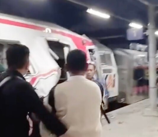 KRL Bekasi Diseruduk KA Argo Bromo 4, Dugaan Berawal dari Mobil Mogok di Perlintasan ScreenshotTangkapan layar video warga saat kecelakaan kereta di Bekasi Timur. Dok: Istimewa