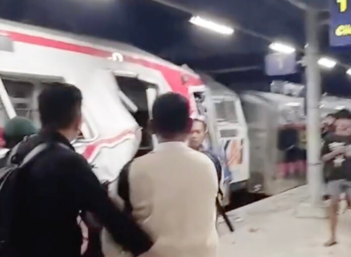 ScreenshotTangkapan layar video warga saat kecelakaan kereta di Bekasi Timur. Dok: Istimewa