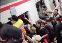 KAI Buka Suara soal Insiden Bekasi Timur, Minta Maaf dan Fokus Evakuasi Penumpang Petugas melakukan penanganan saat insiden kereta di Bekasi Timur. Foto: Tangkapan Layar Video Warga
