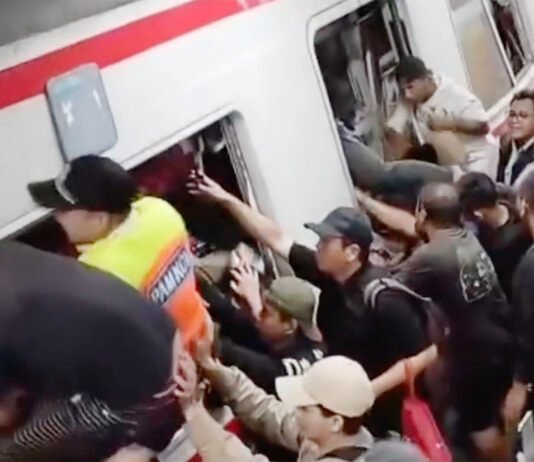 KAI Buka Suara soal Insiden Bekasi Timur, Minta Maaf dan Fokus Evakuasi Penumpang Petugas melakukan penanganan saat insiden kereta di Bekasi Timur. Foto: Tangkapan Layar Video Warga