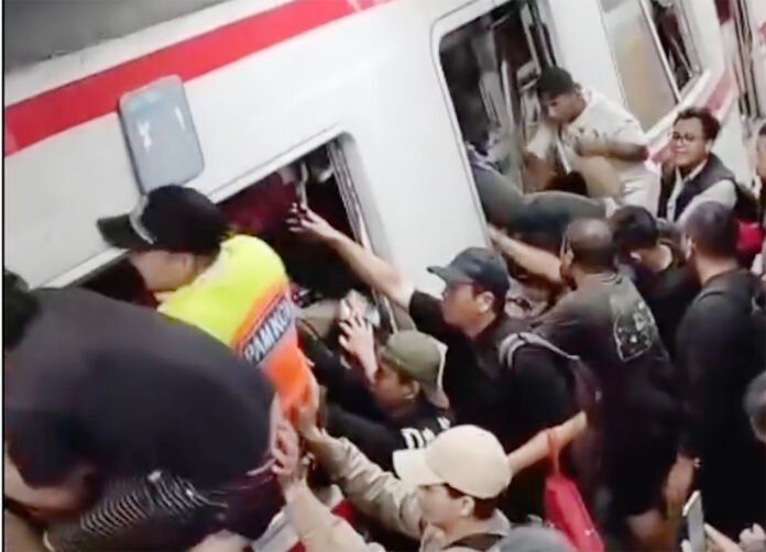 Petugas melakukan penanganan saat insiden kereta di Bekasi Timur. Foto: Tangkapan Layar Video Warga