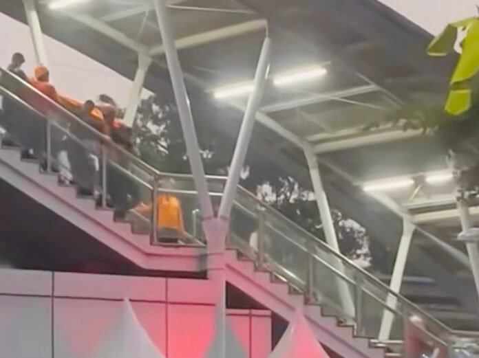 Evakuasi korban kecelakaan kereta di Stasiun Bekasi Timur. Foto: Dok. Warga