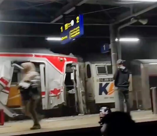 Daftar Lengkap Nama Korban Tewas dan Luka Tabrakan KA Bekasi Timur Tangkapan layar insiden tabrakan kereta di Stasiun Bekasi Timur. Dok Ist