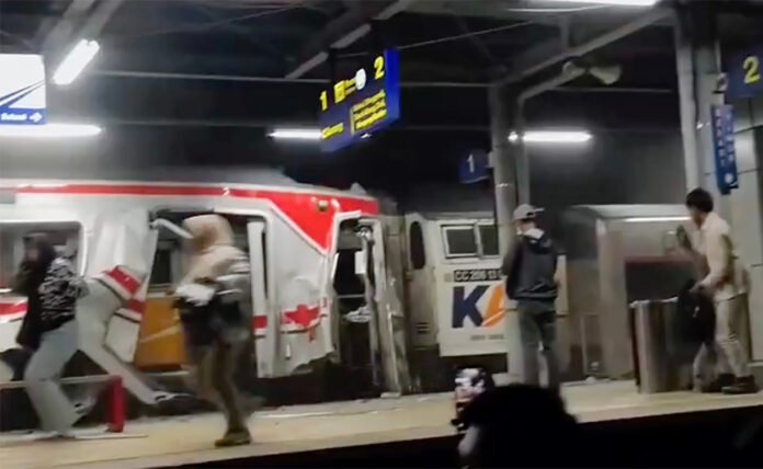 Tangkapan layar insiden tabrakan kereta di Stasiun Bekasi Timur. Dok Ist