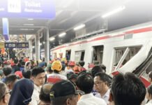 Korban Bertambah, Jalur Dibuka Pelan: Pemulihan KRL Bekasi Timur Masih Tunggu Sinyal Aman Proses penanganan dan evakuasi korban insiden KRL di Bekasi Timur. Foto: KAI