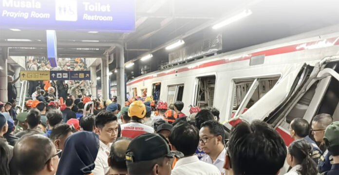 Proses penanganan dan evakuasi korban insiden KRL di Bekasi Timur. Foto: KAI