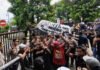 Solar Dibatasi, Barcode Diputus: Sopir Truk Geruduk Kantor Pertamina Surabaya Aksi unjuk rasa sopir truk terkait pembatasan solar subsidi di Surabaya. Foto: Ist