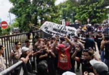 Solar Dibatasi, Barcode Diputus: Sopir Truk Geruduk Kantor Pertamina Surabaya Aksi unjuk rasa sopir truk terkait pembatasan solar subsidi di Surabaya. Foto: Ist