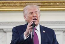 Trump Klaim Iran Rugi Rp5,8 Triliun per Hari Akibat Blokade Hormuz Presiden AS Donald Trump menyampaikan pernyataan terkait blokade Selat Hormuz. Foto: AP Photo/Alex Brandon