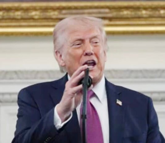 Trump Klaim Iran Rugi Rp5,8 Triliun per Hari Akibat Blokade Hormuz Presiden AS Donald Trump menyampaikan pernyataan terkait blokade Selat Hormuz. Foto: AP Photo/Alex Brandon