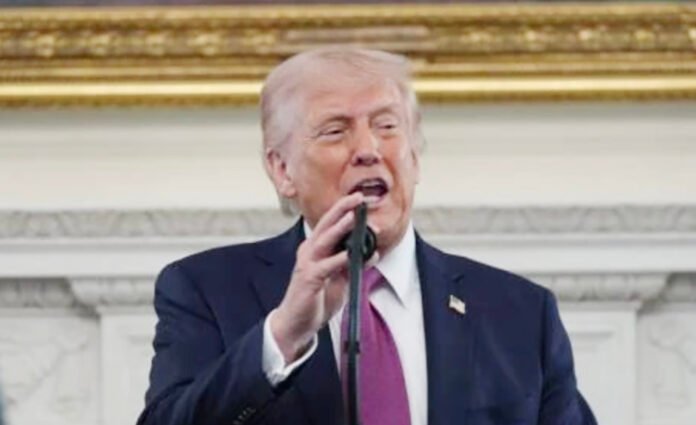 Presiden AS Donald Trump menyampaikan pernyataan terkait blokade Selat Hormuz. Foto: AP Photo/Alex Brandon