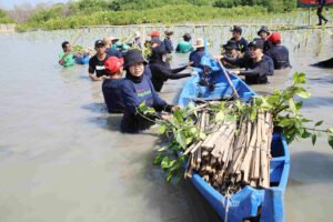 Program penanaman pohon dalam rangka Hari Bumi 2026 oleh Telkomsel. Foto: Marcomm Telkomsel