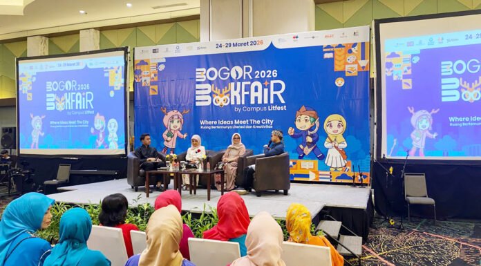 Batik Naik Panggung, Angklung Ikut Bicara: Cara Sri Ratna Hangatkan Bogor Book Fair 2026 Sri Ratna Handayani tampil dalam talkshow dan pertunjukan angklung di Bogor Book Fair 2026. Foto: Harnas.id