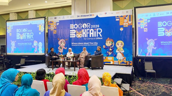 Sri Ratna Handayani tampil dalam talkshow dan pertunjukan angklung di Bogor Book Fair 2026. Foto: Harnas.id Sri Ratna Handayani tampil dalam talkshow dan pertunjukan angklung di Bogor Book Fair 2026. Foto: Harnas.id