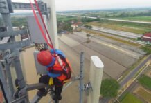 Mudik Bikin Internet Meledak, Trafik XLSMART Naik 21 Persen Saat Lebaran Tim Teknisi XLSMART sedang bekerja diatas Menara BTS di jalur strategis guna memastikan kualitas jaringan tetap andal selama periode arus mudik dan arus balik Hari Raya Idul Fitri 2026. Foto: XLSMART