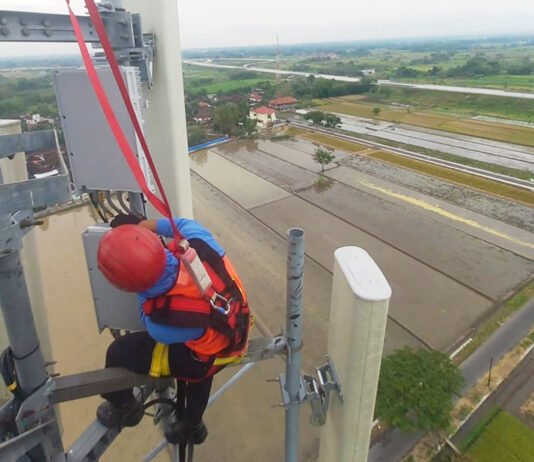 Mudik Bikin Internet Meledak, Trafik XLSMART Naik 21 Persen Saat Lebaran Tim Teknisi XLSMART sedang bekerja diatas Menara BTS di jalur strategis guna memastikan kualitas jaringan tetap andal selama periode arus mudik dan arus balik Hari Raya Idul Fitri 2026. Foto: XLSMART