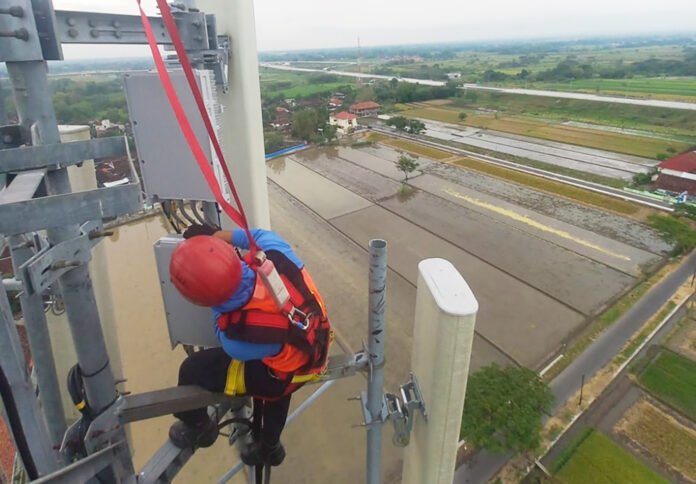 Tim Teknisi XLSMART sedang bekerja diatas Menara BTS di jalur strategis guna memastikan kualitas jaringan tetap andal selama periode arus mudik dan arus balik Hari Raya Idul Fitri 2026. Foto: XLSMART Tim Teknisi XLSMART sedang bekerja diatas Menara BTS di jalur strategis guna memastikan kualitas jaringan tetap andal selama periode arus mudik dan arus balik Hari Raya Idul Fitri 2026. Foto: XLSMART