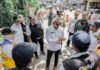 Jenal Mutaqin Pastikan Penanganan Longsor Bogor Menyeluruh Jenal Mutaqin memberikan arahan kepada tim saat meninjau lokasi longsor di Kota Bogor. Foto: Pemkot Bogor