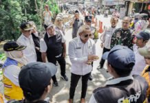 Jenal Mutaqin Pastikan Penanganan Longsor Bogor Menyeluruh Jenal Mutaqin memberikan arahan kepada tim saat meninjau lokasi longsor di Kota Bogor. Foto: Pemkot Bogor