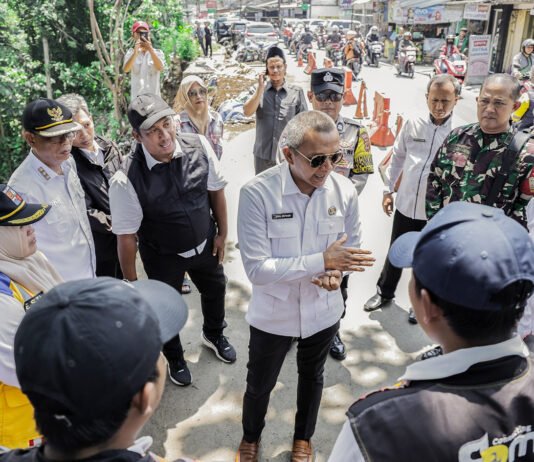 Jenal Mutaqin Pastikan Penanganan Longsor Bogor Menyeluruh Jenal Mutaqin memberikan arahan kepada tim saat meninjau lokasi longsor di Kota Bogor. Foto: Pemkot Bogor